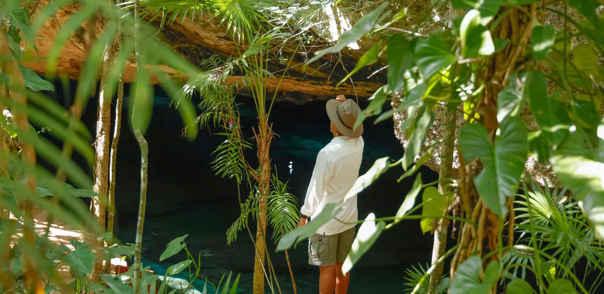 Hombre explorando la selva maya en Kantun Chi