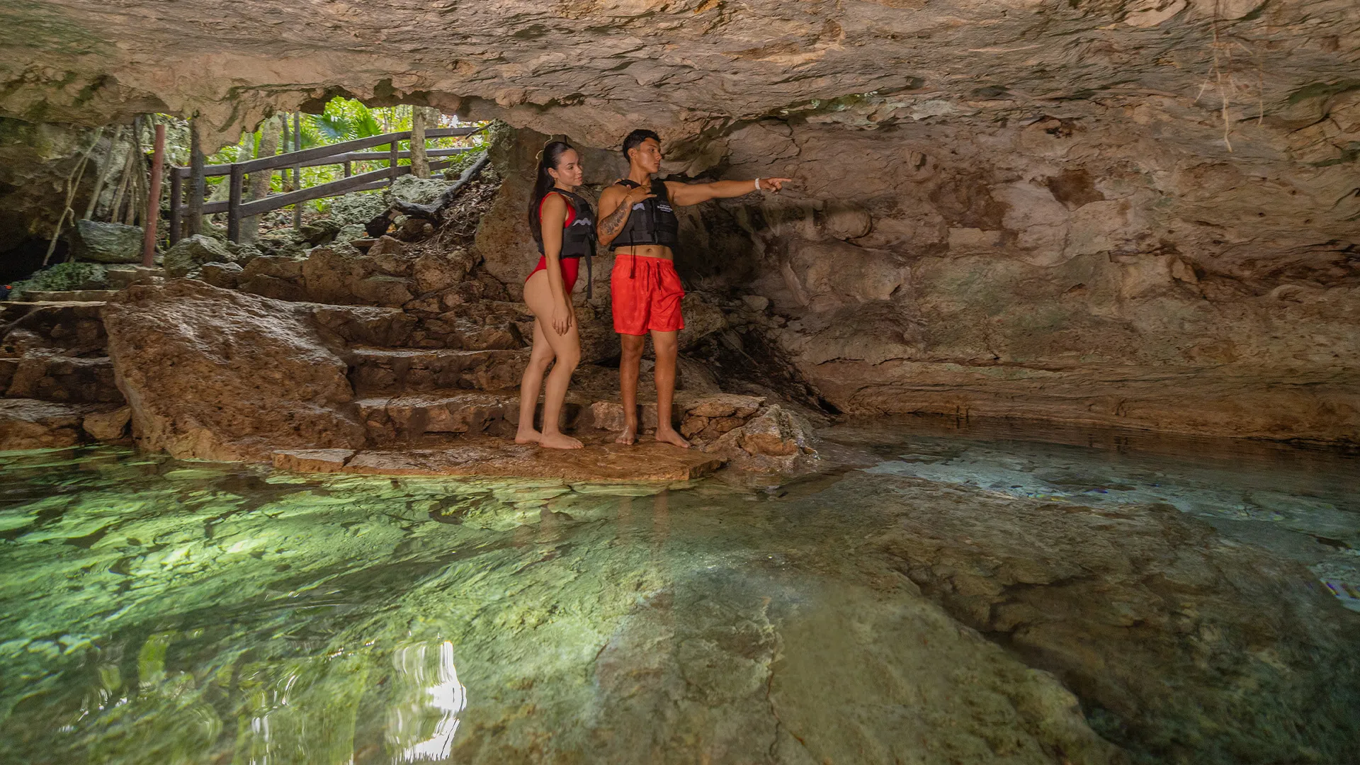 Hombre nadando en cenote de Kantun Chi