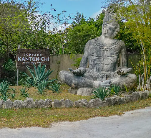 Entrada de Ecoparque Kantun Chi con estatua maya